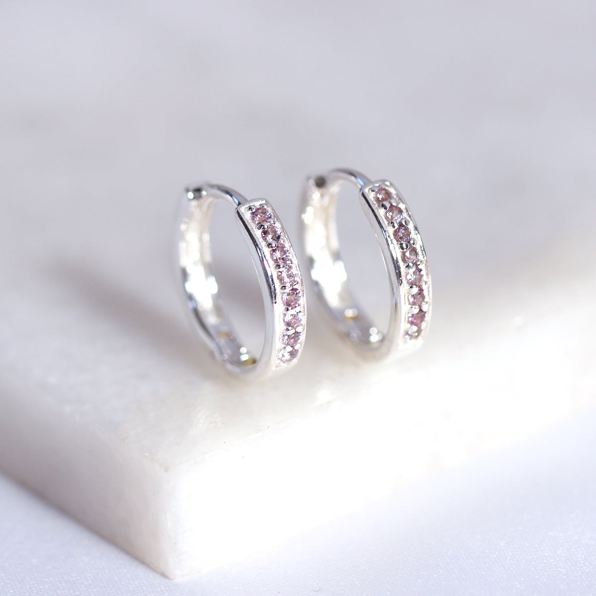 Boucles d'oreilles créoles en argent sterling avec pavé d'alexandrite et zircone cubique de 15 mm