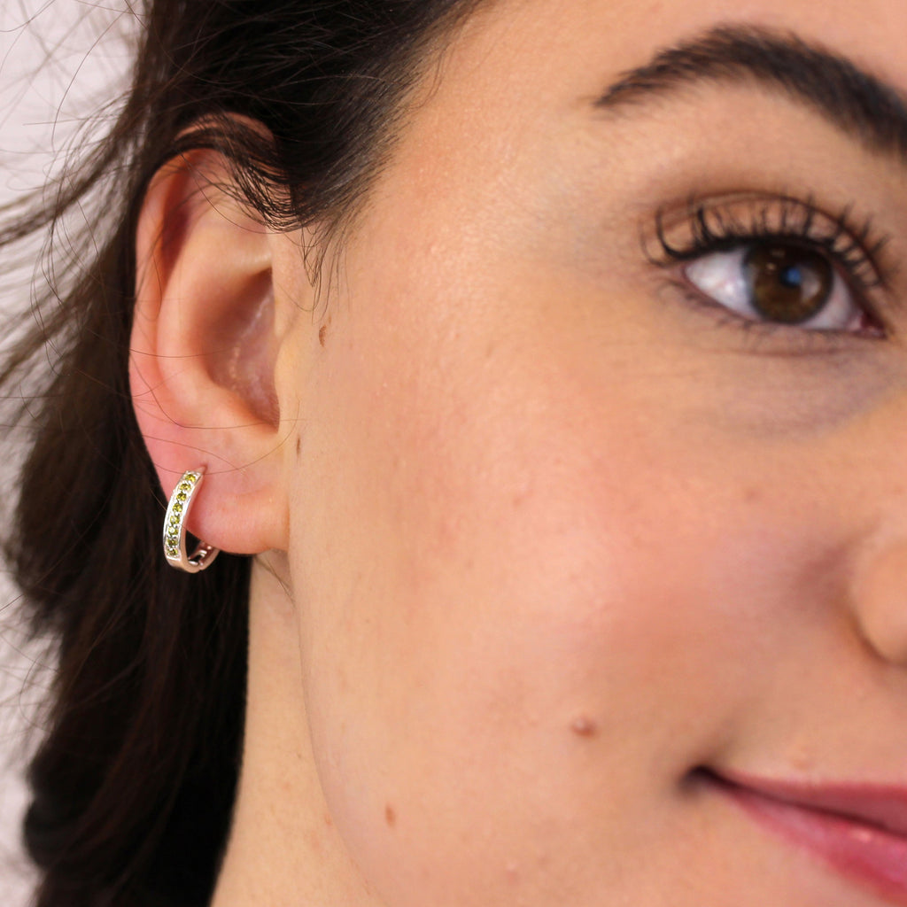 Boucles d'oreilles créoles en argent sterling avec péridot et zircones cubiques pavées de 15 mm