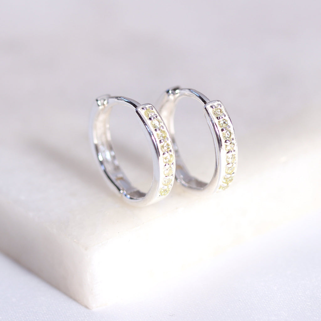 Boucles d'oreilles créoles en argent sterling avec péridot et zircones cubiques pavées de 15 mm