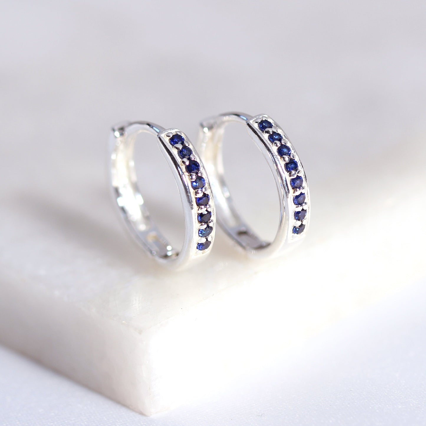 Boucles d'oreilles créoles en argent sterling avec saphir et zircone cubique pavées de 15 mm