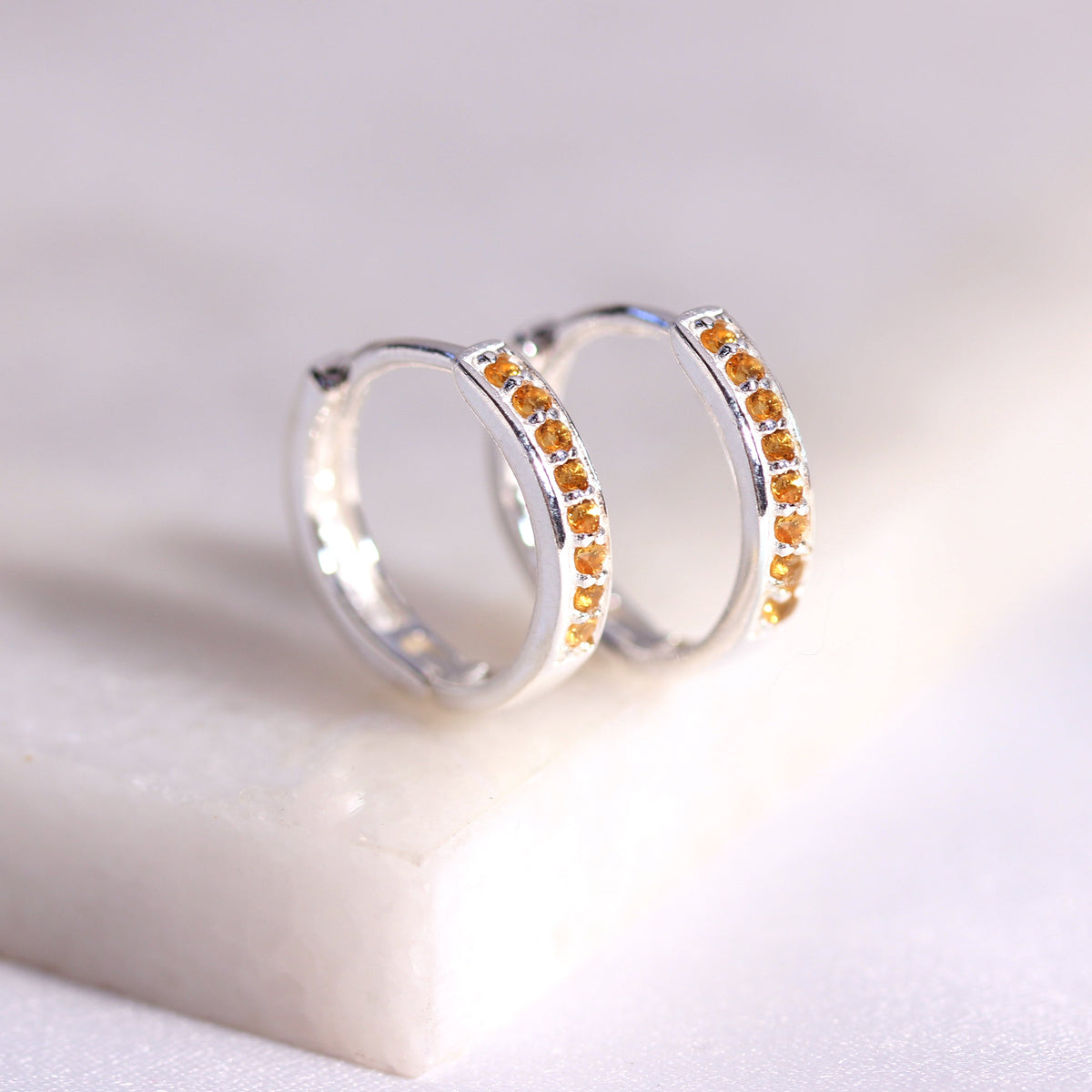 Boucles d'oreilles créoles en argent sterling avec citrine et zircone cubique pavées de 15 mm