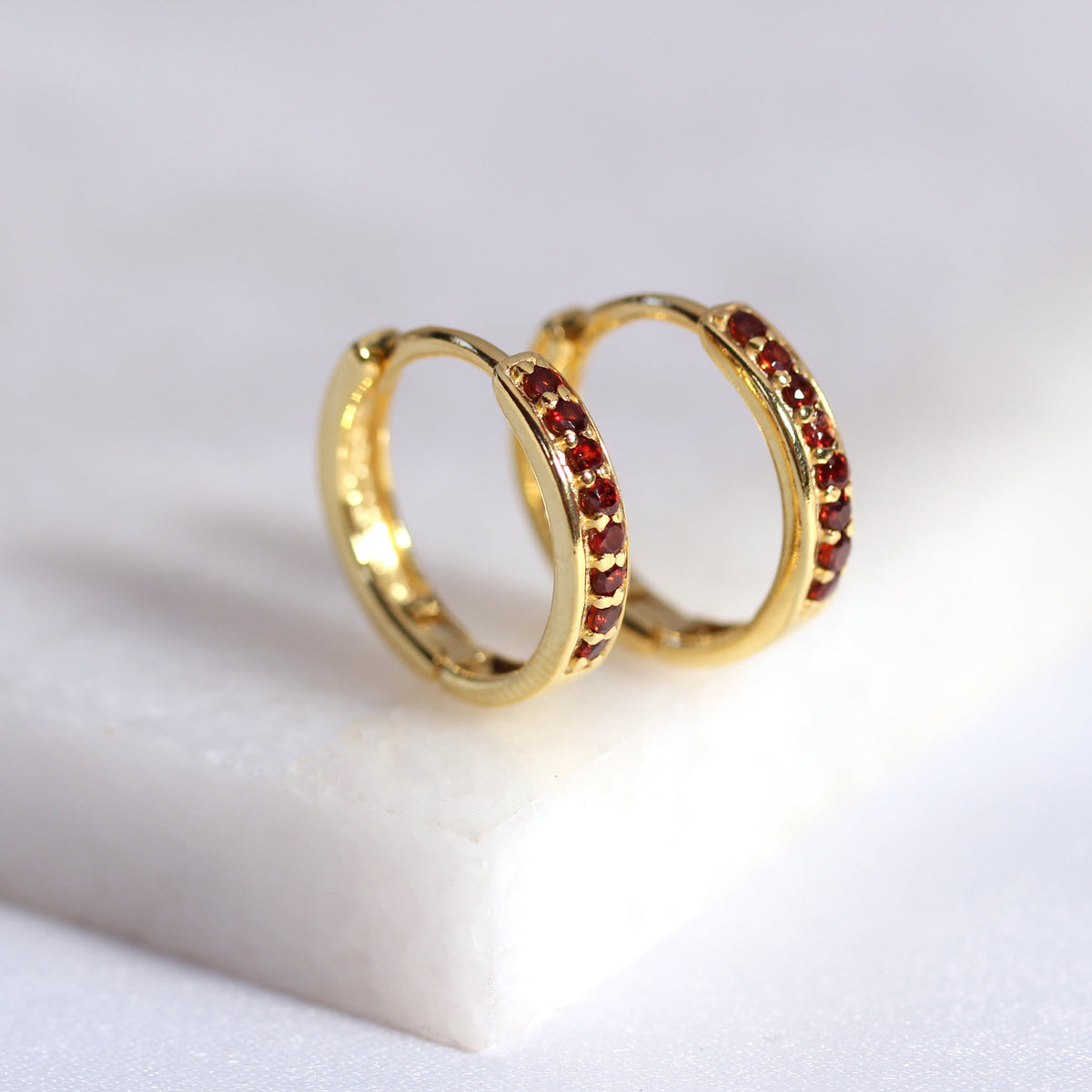 Boucles d'oreilles créoles en argent sterling plaqué or avec grenat et zircone cubique de 15 mm