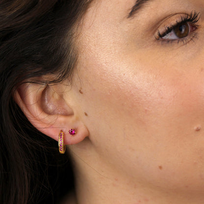 Boucles d'oreilles créoles en argent sterling plaqué or avec rubis et zircones cubiques pavées de 15 mm