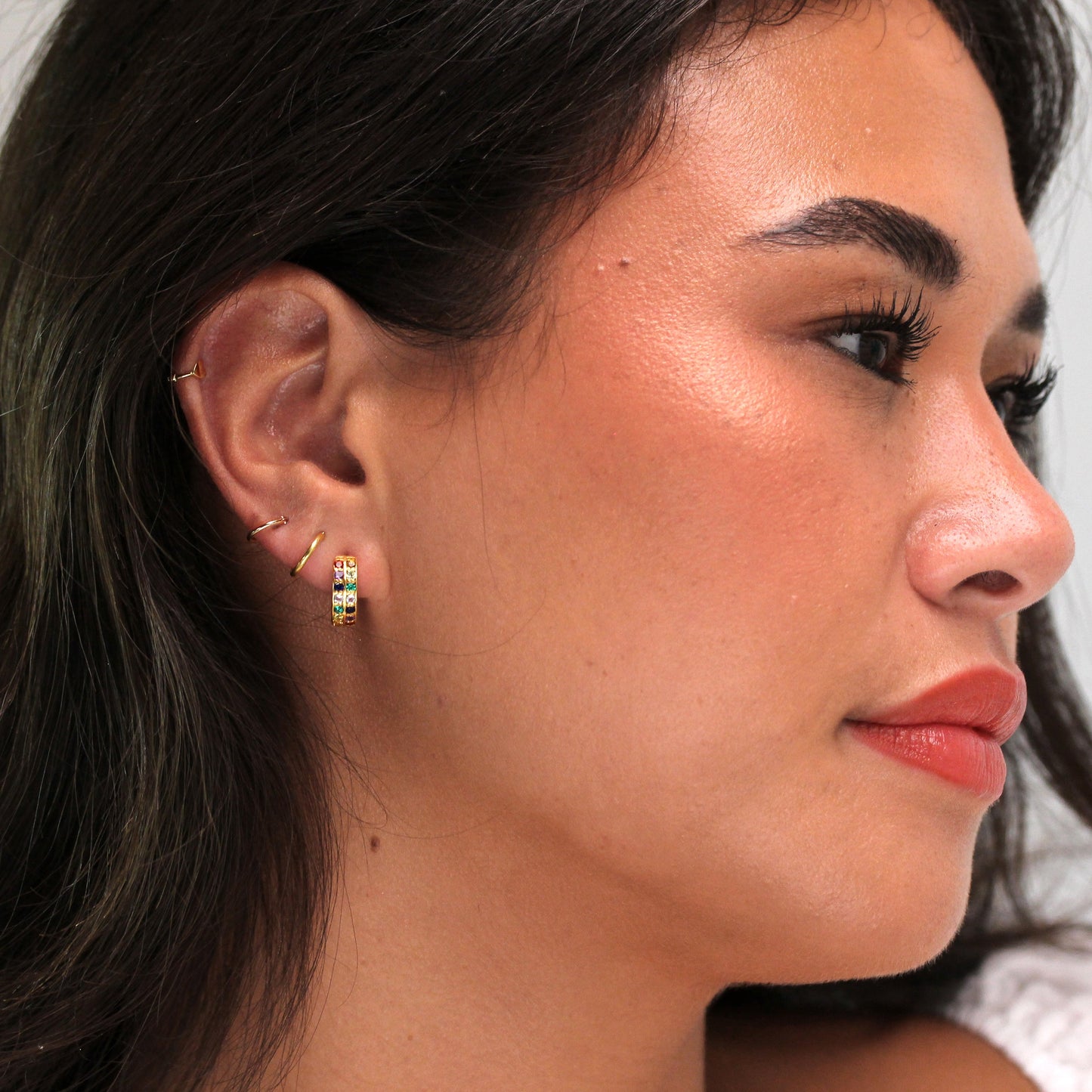 Boucles d'oreilles créoles en argent sterling plaqué or à double canal et zircones cubiques arc-en-ciel de 12 mm