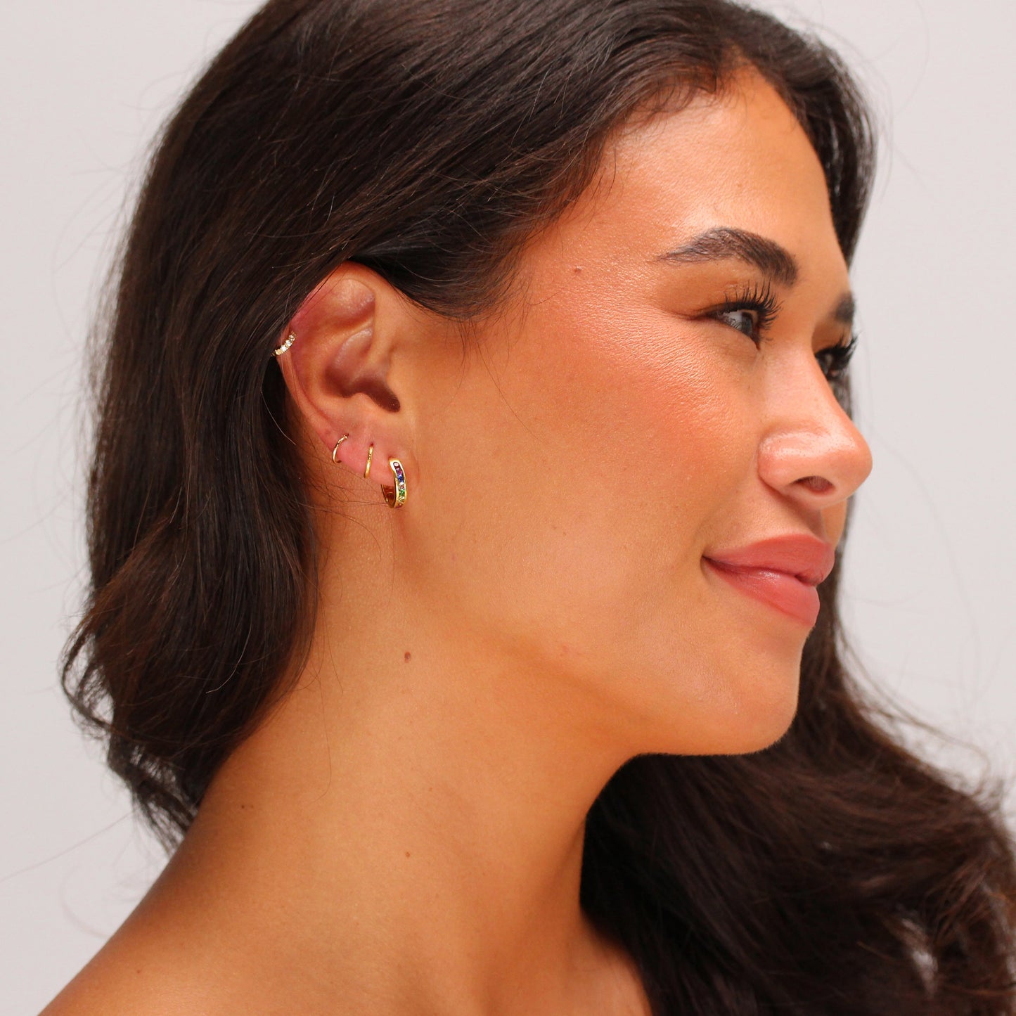 Boucles d'oreilles Huggie en argent sterling plaqué or avec zircones cubiques arc-en-ciel de 14 mm