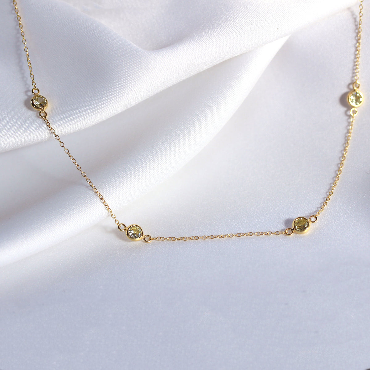 Collier en argent sterling plaqué or avec pierres de naissance en zircone cubique multi-péridot