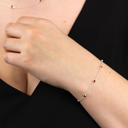 Bracelet réglable en argent sterling avec plusieurs grenats et zircones cubiques