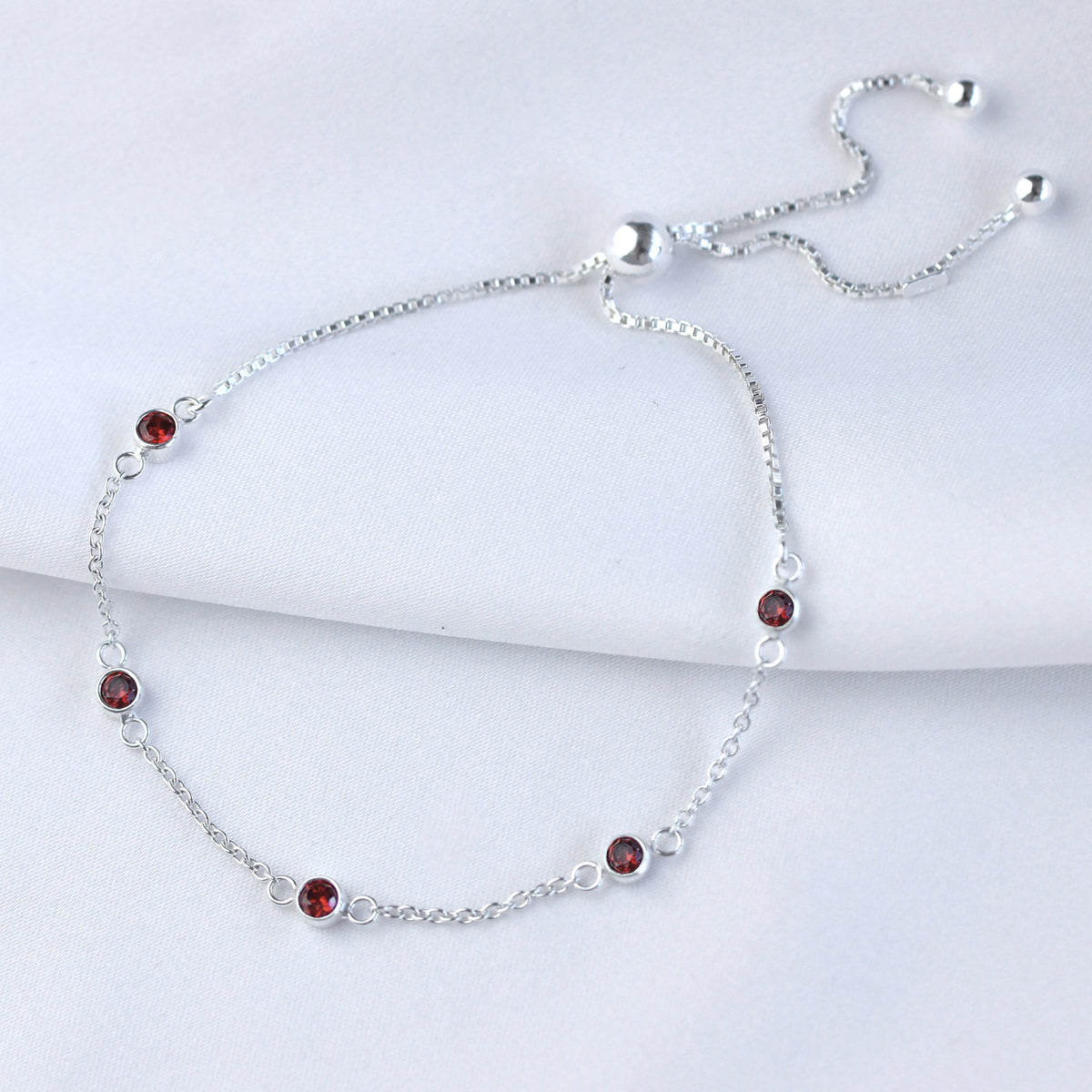 Bracelet réglable en argent sterling avec plusieurs grenats et zircones cubiques
