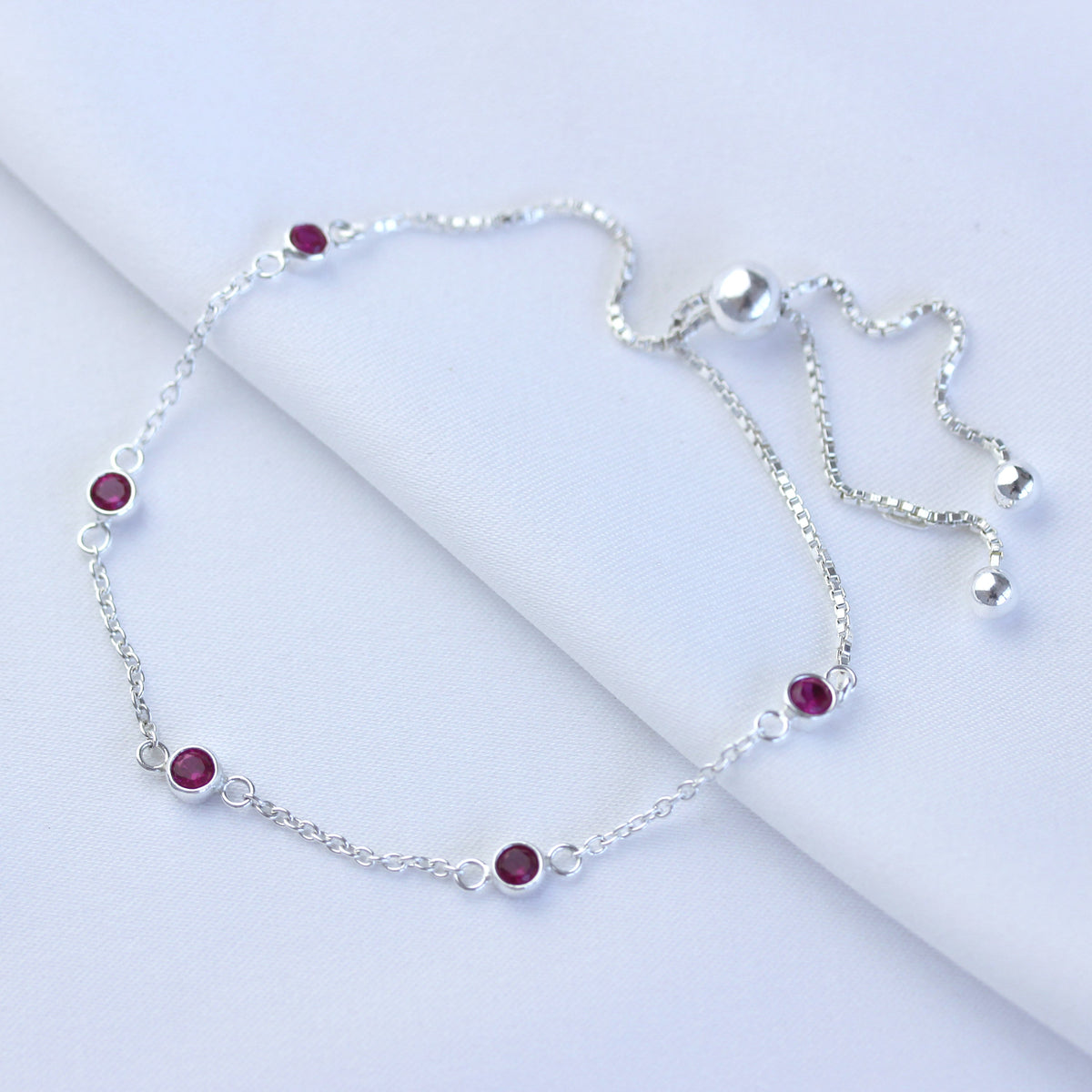 Bracelet réglable en argent sterling avec plusieurs rubis et zircones cubiques