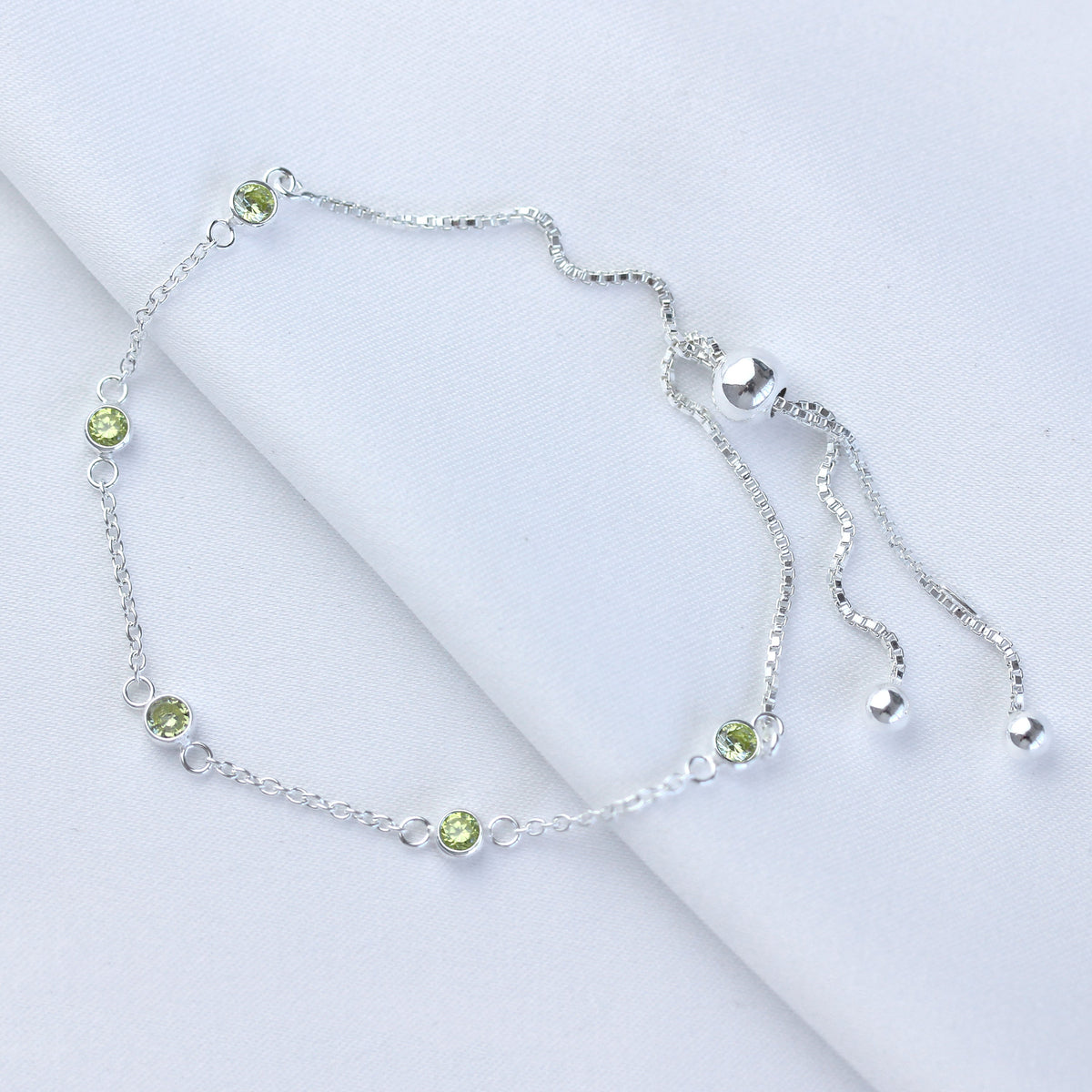 Bracelet réglable en argent sterling avec plusieurs péridots et zircones cubiques