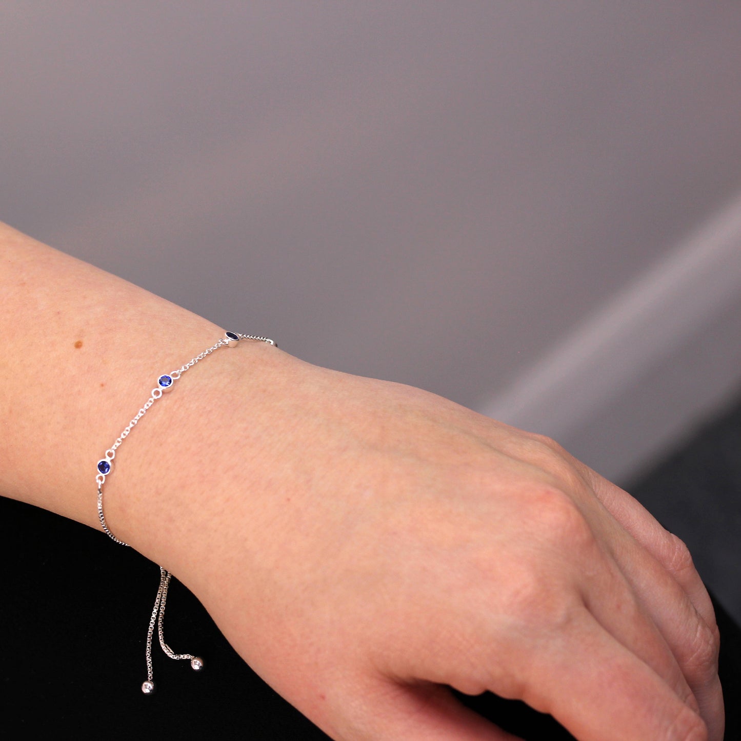 Bracelet réglable en argent sterling avec plusieurs saphirs et zircones cubiques