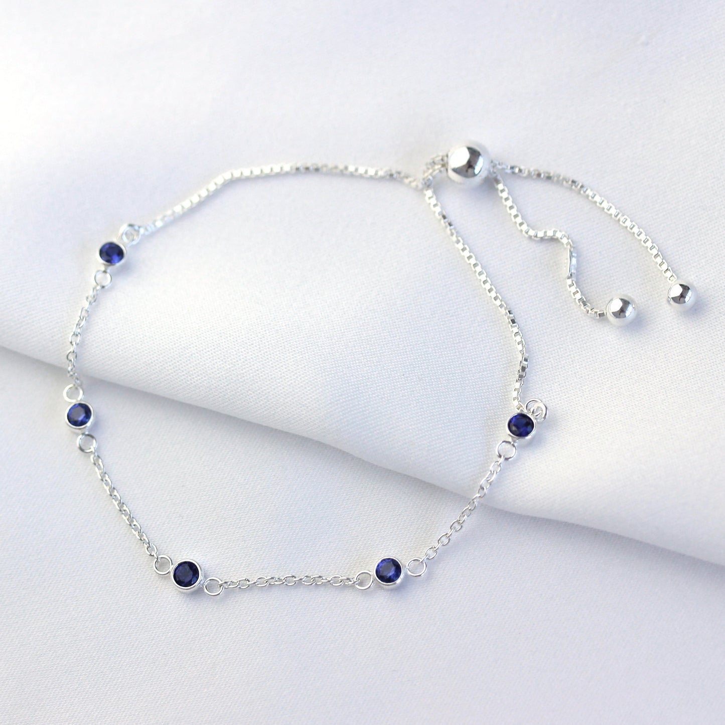 Bracelet réglable en argent sterling avec plusieurs saphirs et zircones cubiques