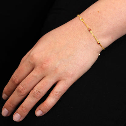 Bracelet réglable en argent sterling plaqué or avec grenat et zircone cubique