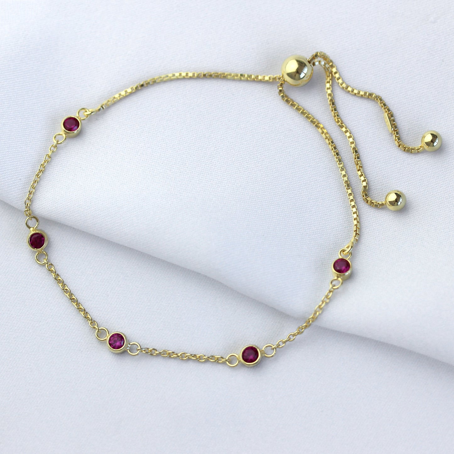 Bracelet réglable en argent sterling plaqué or avec rubis et zircones cubiques
