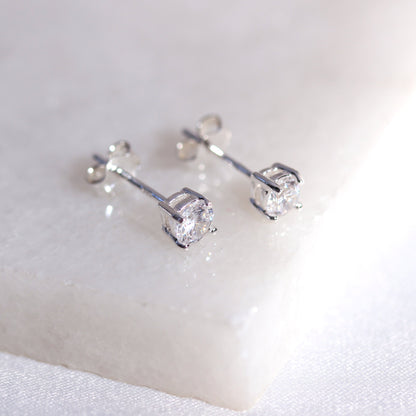 Boucles d'oreilles à tige en argent sterling avec pierre de naissance d'avril et zircone cubique de 4 mm