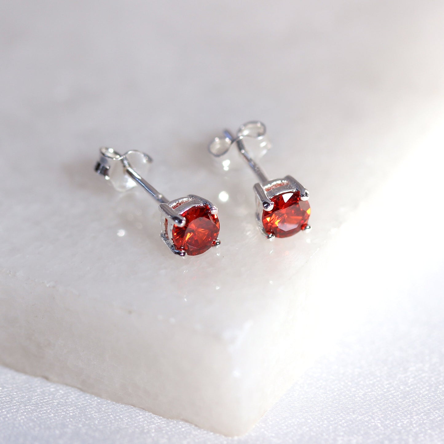 Boucles d'oreilles à tige en argent sterling avec grenat et pierre de naissance CZ, 4 mm