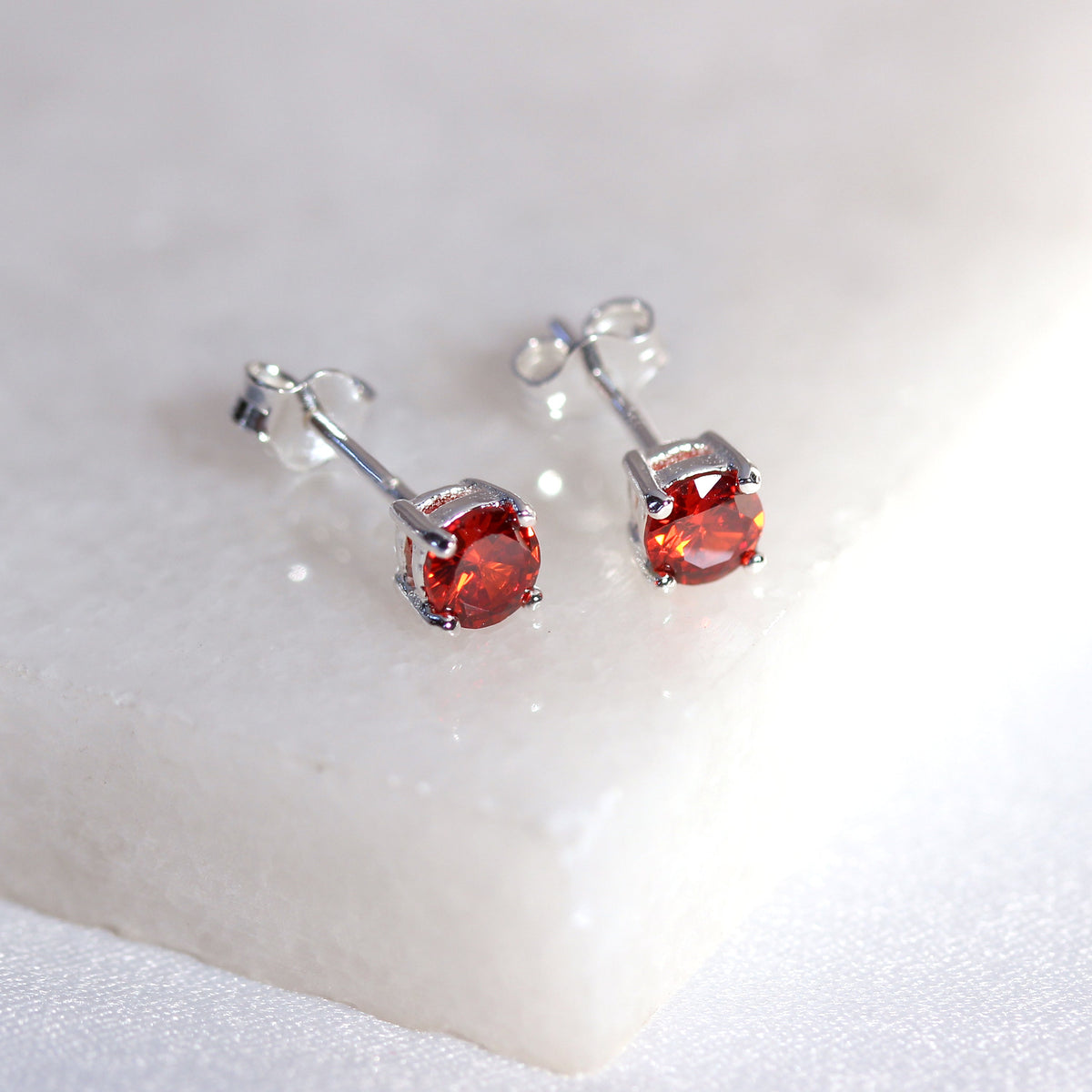 Boucles d'oreilles à tige en argent sterling avec grenat et pierre de naissance CZ, 4 mm