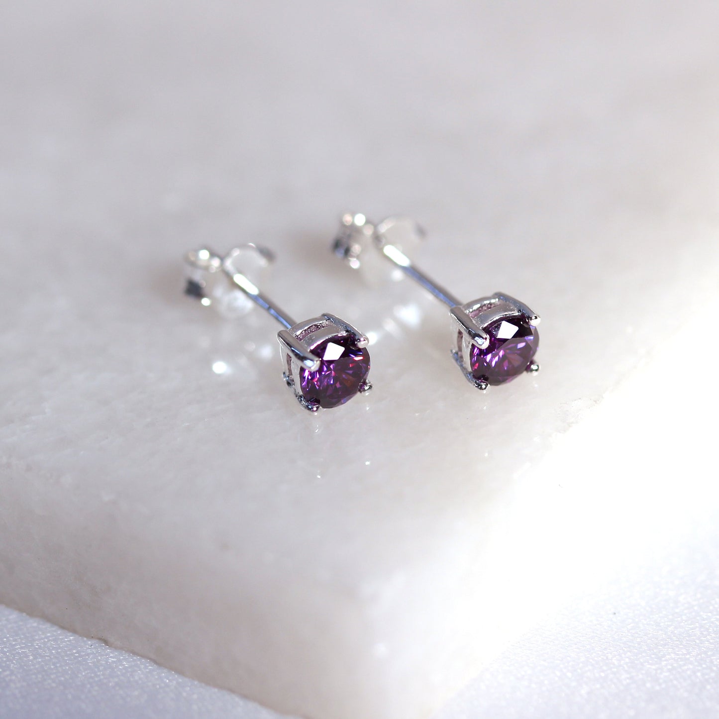 Boucles d'oreilles à tige en argent sterling avec améthyste et zircone cubique, pierre de naissance de 4 mm