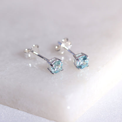 Boucles d'oreilles à tige en argent sterling avec pierre de naissance en zircone cubique aigue-marine de 4 mm
