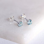 Boucles d'oreilles à tige en argent sterling avec pierre de naissance en zircone cubique aigue-marine de 4 mm