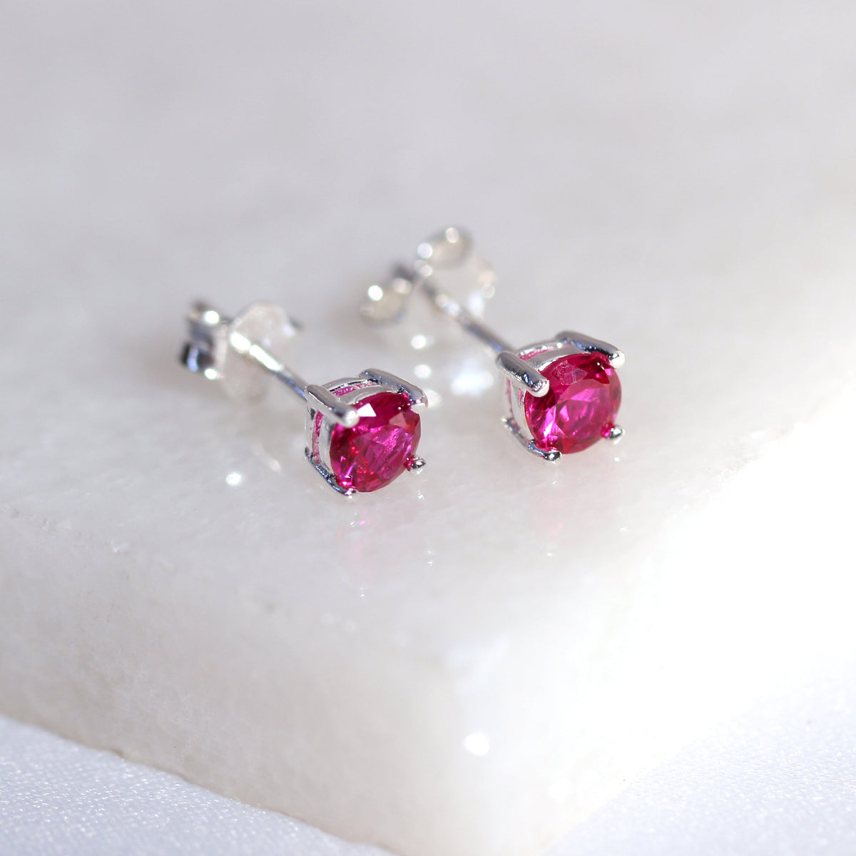Boucles d'oreilles à tige en argent sterling avec rubis et zircone cubique, pierre de naissance de juillet, 4 mm