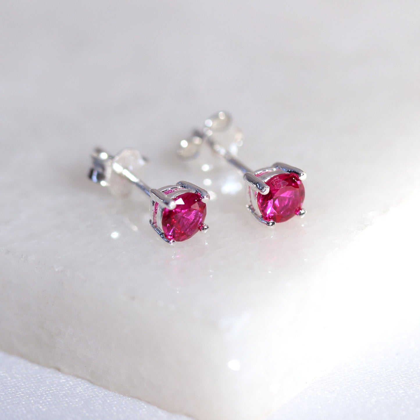 Boucles d'oreilles à tige en argent sterling avec rubis et zircone cubique, pierre de naissance de juillet, 4 mm