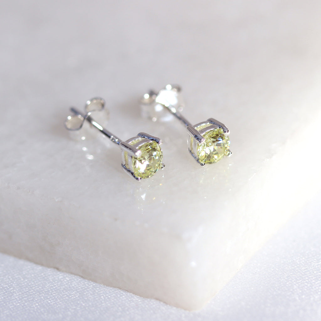 Boucles d'oreilles à tige en argent sterling avec péridot et pierre de naissance CZ, 4 mm