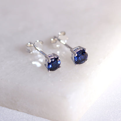 Boucles d'oreilles à tige en argent sterling avec saphir et pierre de naissance CZ de 4 mm