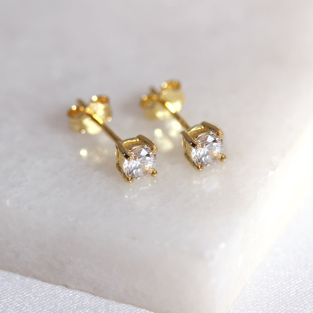 Boucles d'oreilles à tige en argent sterling plaqué or avec pierre de naissance CZ de 4 mm