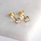 Boucles d'oreilles à tige en argent sterling plaqué or avec pierre de naissance CZ de 4 mm