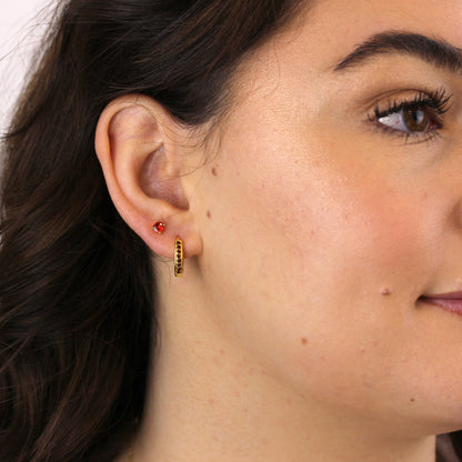 Boucles d'oreilles à tige en argent sterling plaqué or avec grenat et zircone cubique de 4 mm