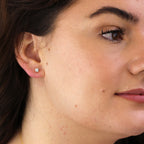 Boucles d'oreilles à tige en argent sterling plaqué or avec aigue-marine et zircone cubique de 4 mm