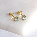 Boucles d'oreilles à tige en argent sterling plaqué or avec aigue-marine et zircone cubique de 4 mm
