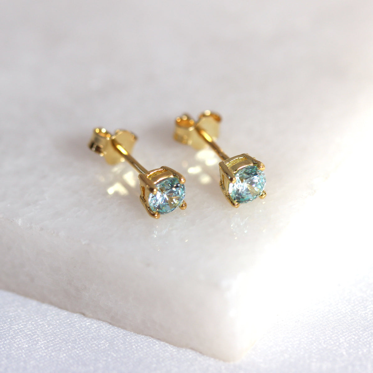 Boucles d'oreilles à tige en argent sterling plaqué or avec aigue-marine et zircone cubique de 4 mm
