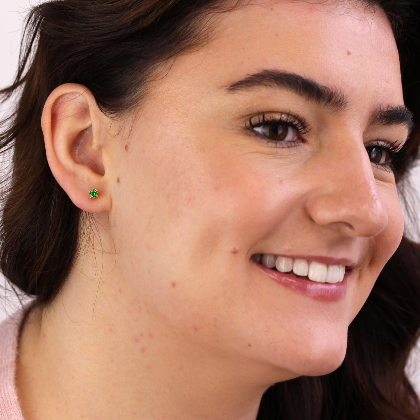 Boucles d'oreilles à tige en argent sterling plaqué or avec émeraude et zircone cubique de 4 mm