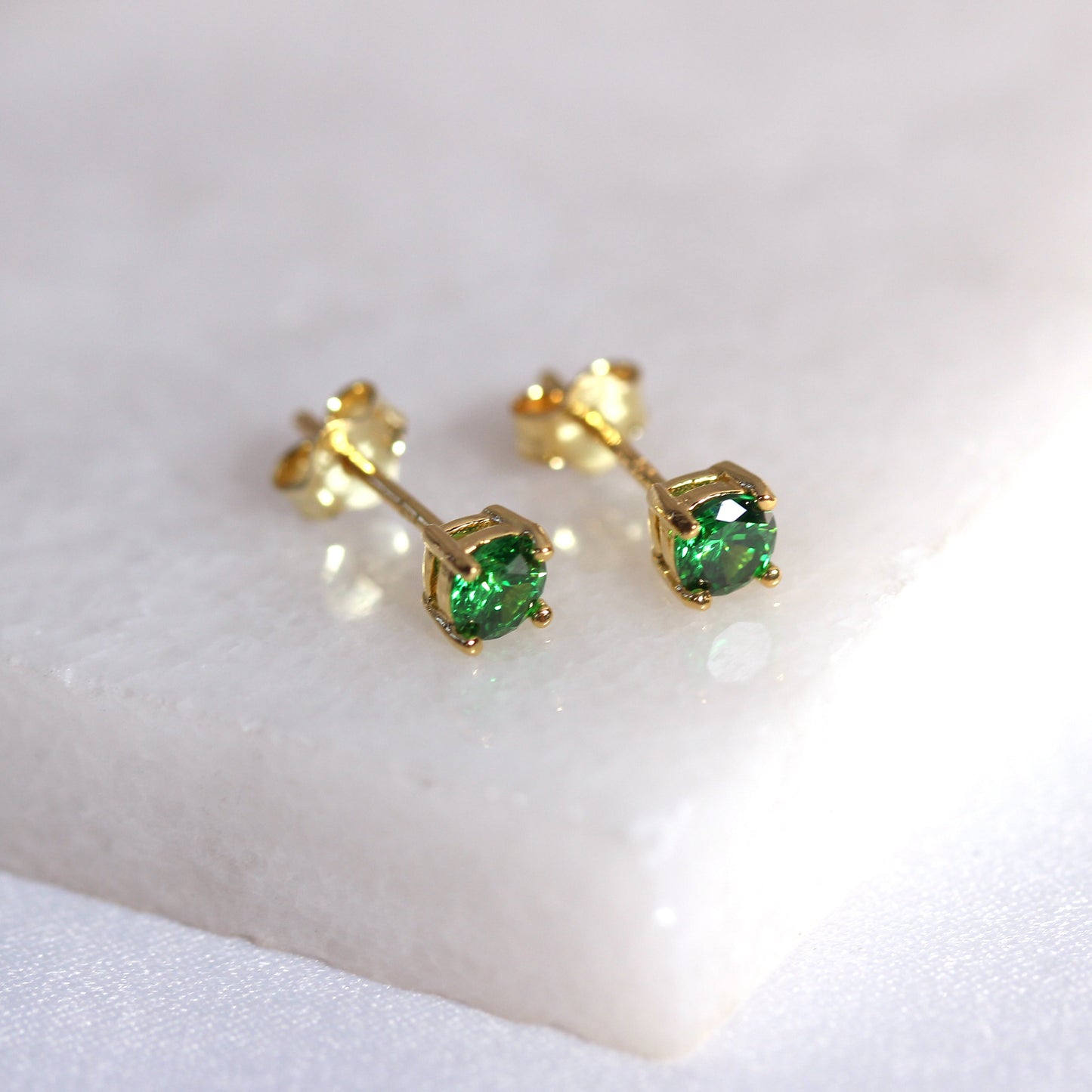 Boucles d'oreilles à tige en argent sterling plaqué or avec émeraude et zircone cubique de 4 mm