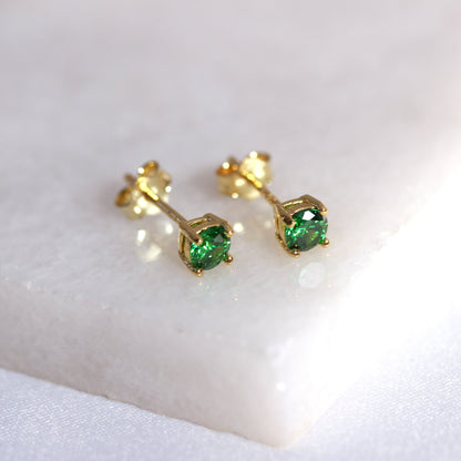 Boucles d'oreilles à tige en argent sterling plaqué or avec émeraude et zircone cubique de 4 mm