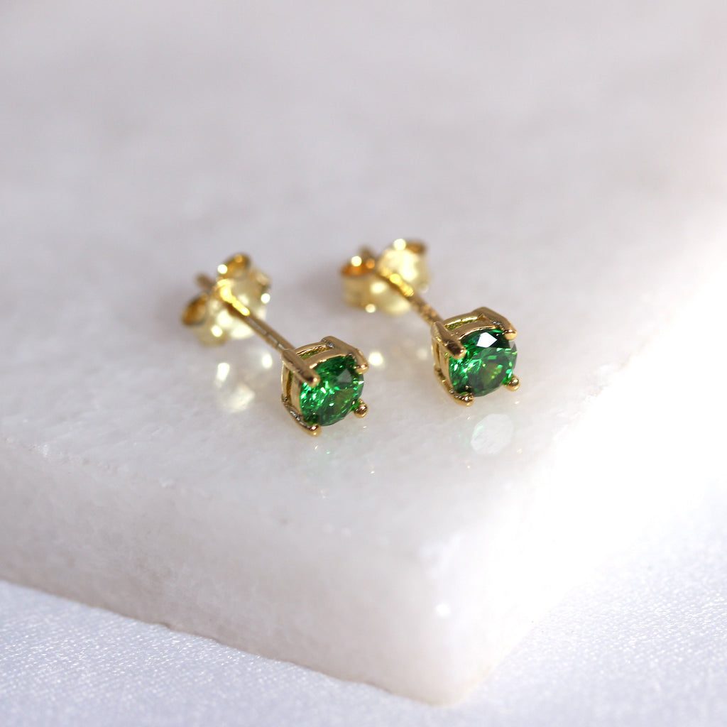 Boucles d'oreilles à tige en argent sterling plaqué or avec émeraude et zircone cubique de 4 mm