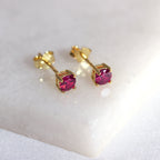 Boucles d'oreilles à tige en argent sterling plaqué or et rubis CZ 4 mm