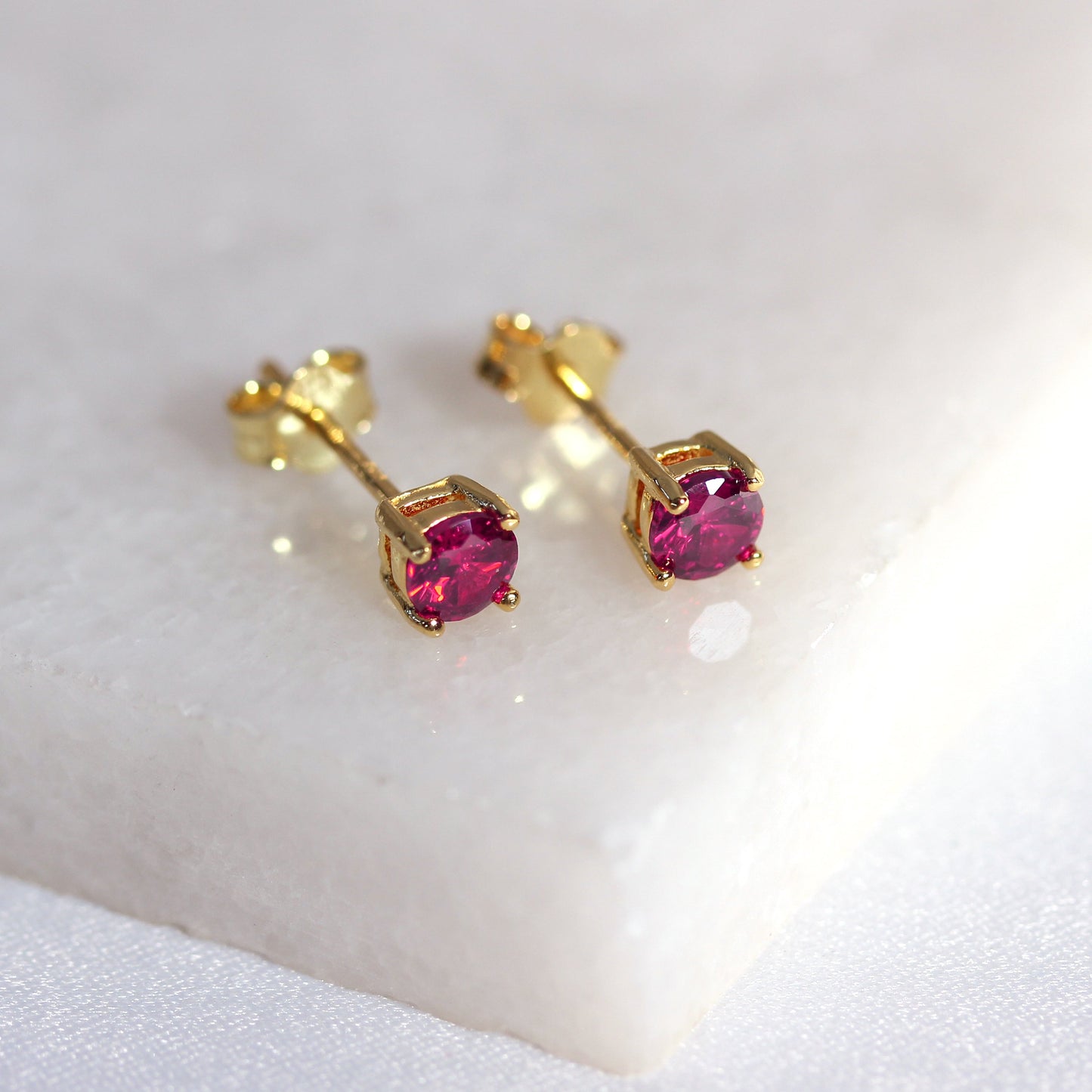 Boucles d'oreilles à tige en argent sterling plaqué or et rubis CZ 4 mm
