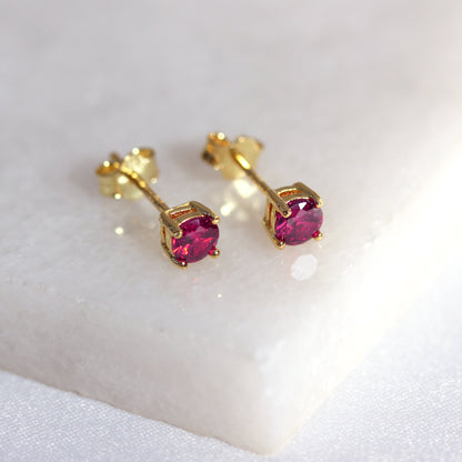 Boucles d'oreilles à tige en argent sterling plaqué or et rubis CZ 4 mm