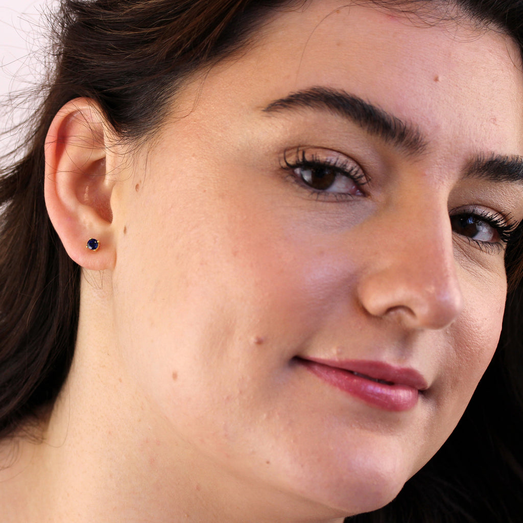 Boucles d'oreilles à tige en argent sterling plaqué or avec saphir CZ 4 mm