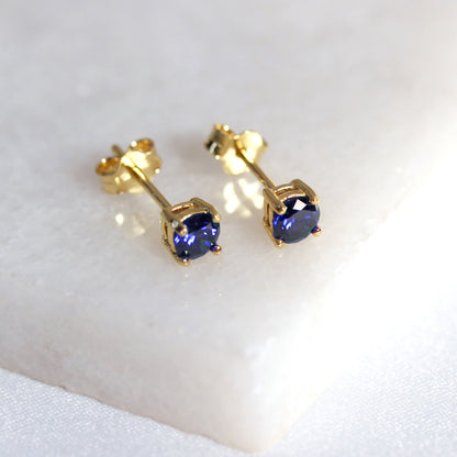 Boucles d'oreilles à tige en argent sterling plaqué or avec saphir CZ 4 mm