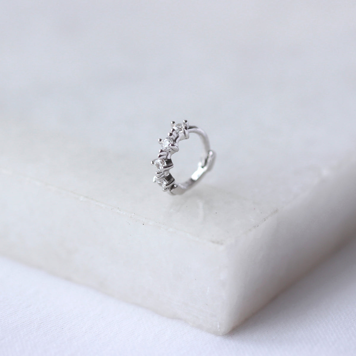 Piercing créole hélix en or blanc 9 carats avec petites griffes serties d'oxydes de zirconium, calibre 26, 7 mm