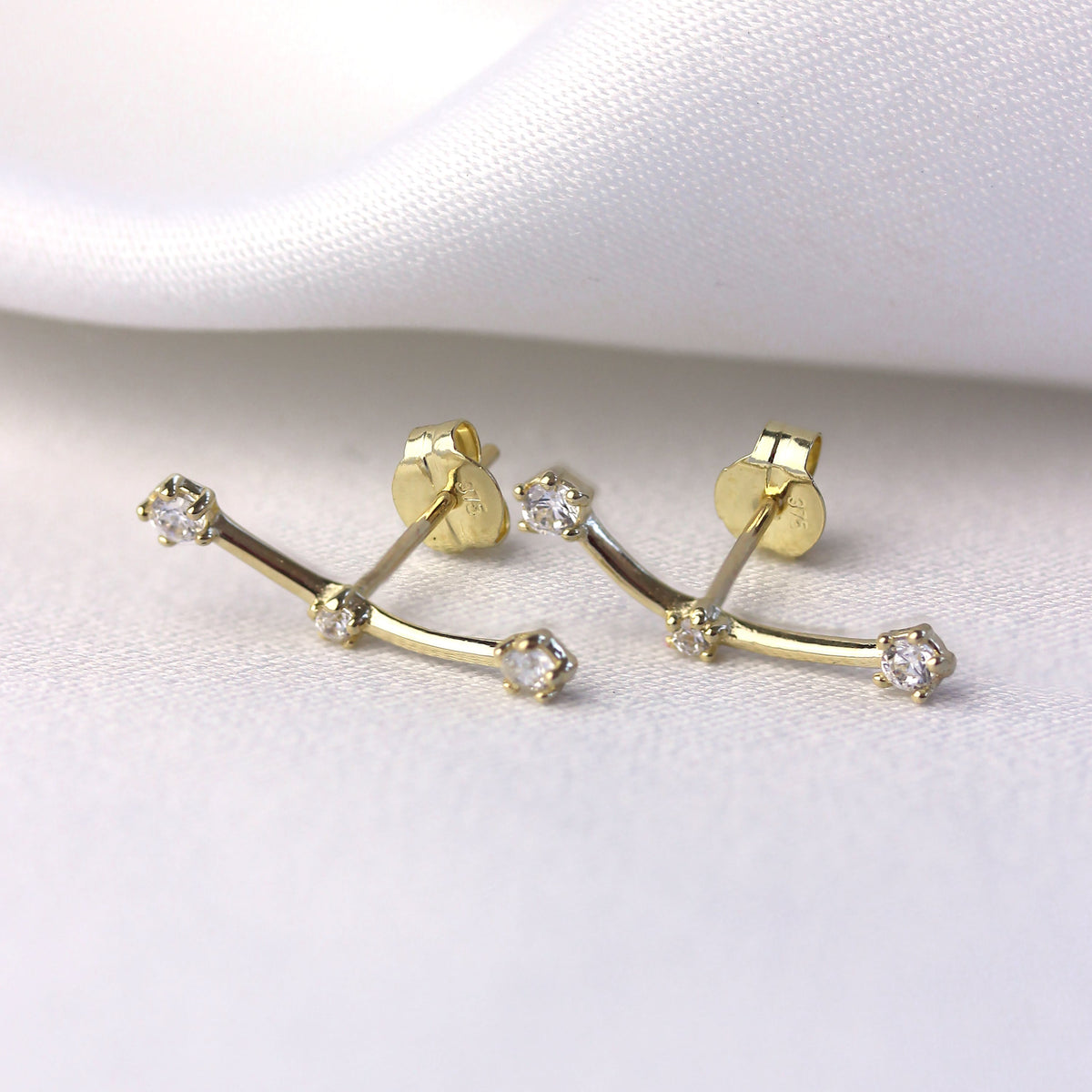 Boucles d'oreilles grimpantes à triple zircone cubique en or 9 carats