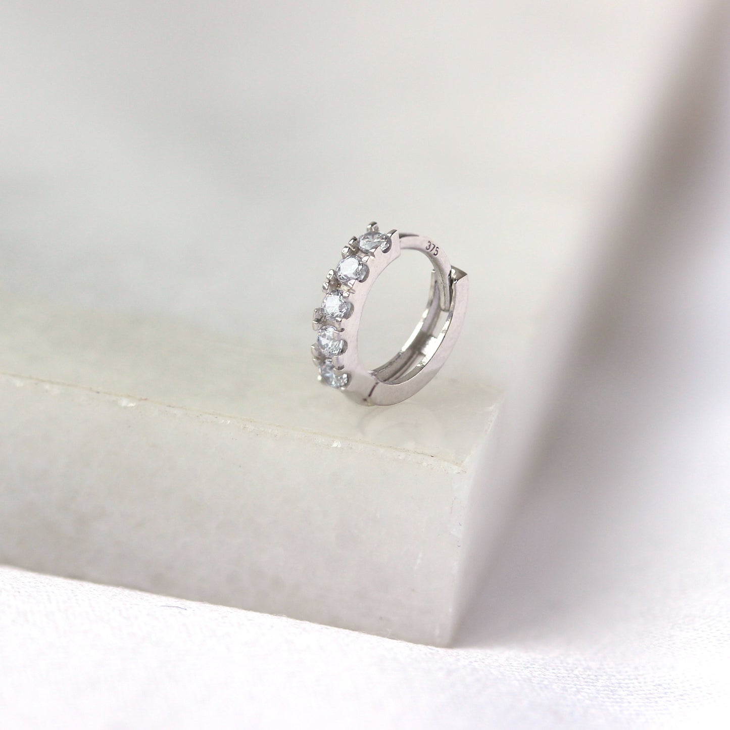 Piercing créole hélix en or blanc 9 carats avec minuscule pavé de zircones cubiques de 8 mm, calibre 26