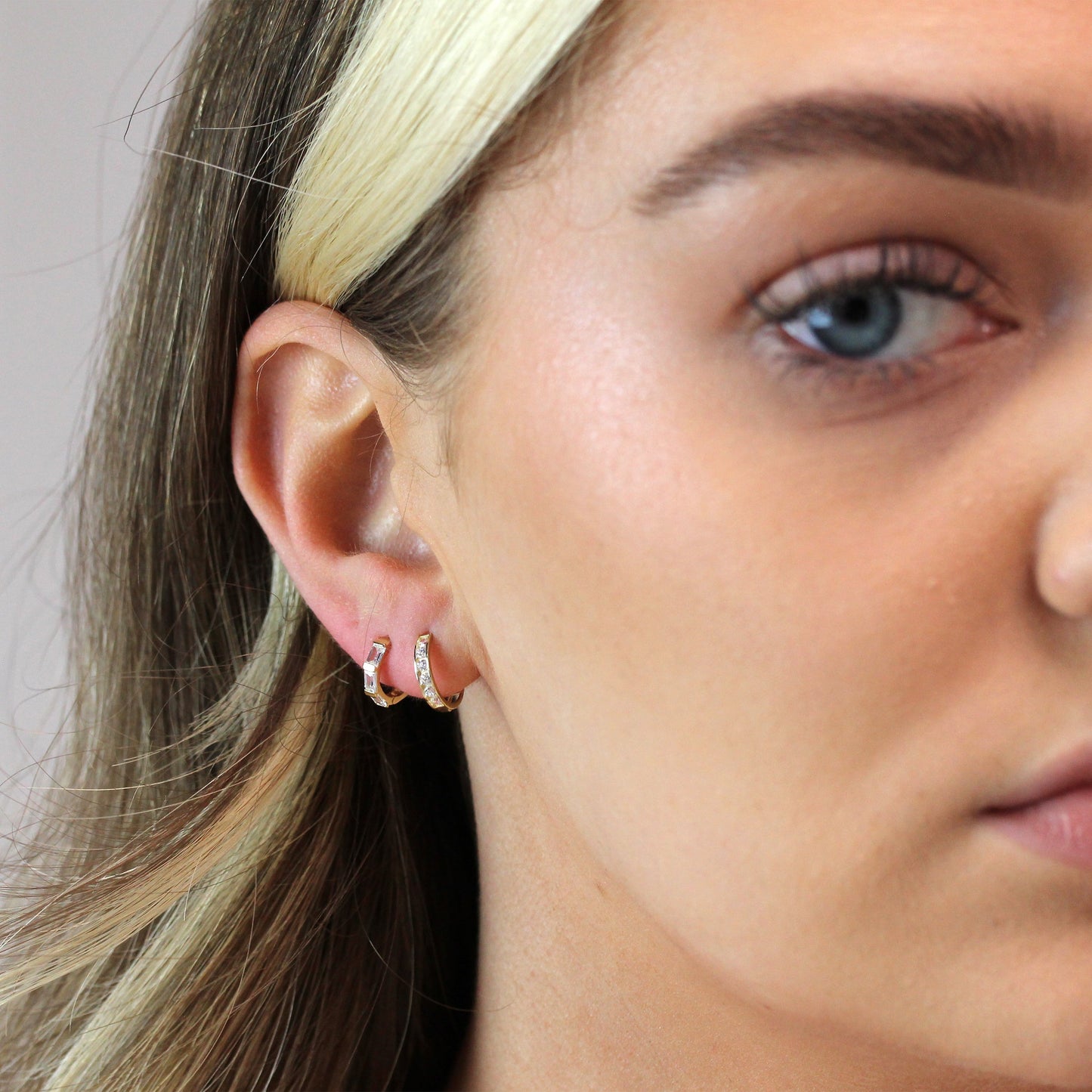 Boucles d'oreilles créoles Huggie de 12 mm en or 9 carats serties de zircones cubiques
