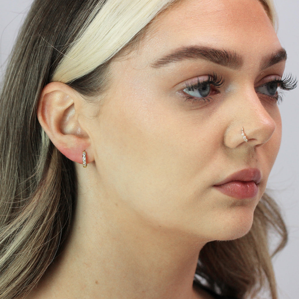 Boucles d'oreilles créoles Huggie de 12 mm en or 9 carats serties de zircones cubiques
