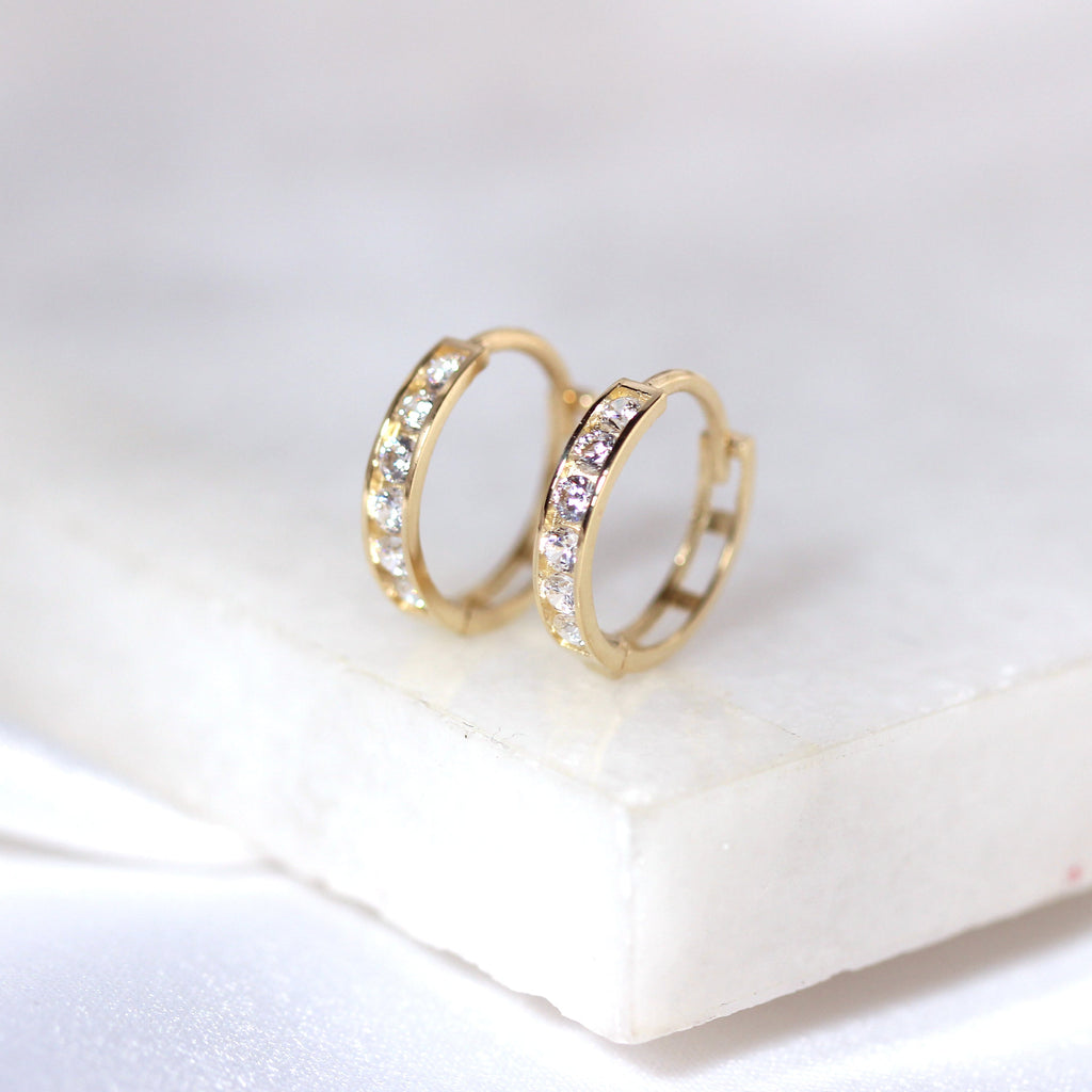 Boucles d'oreilles créoles Huggie de 12 mm en or 9 carats serties de zircones cubiques