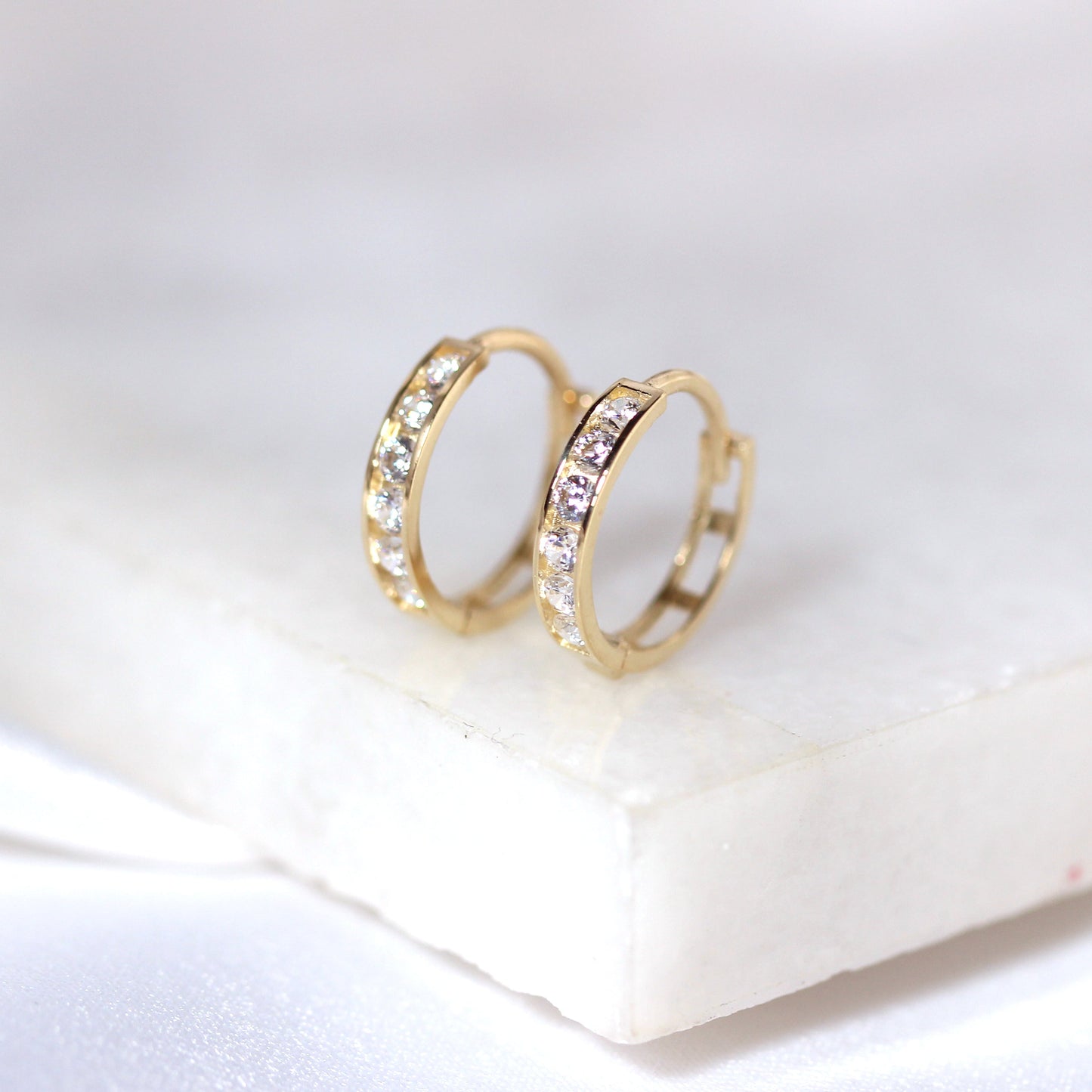 Boucles d'oreilles créoles Huggie de 12 mm en or 9 carats serties de zircones cubiques